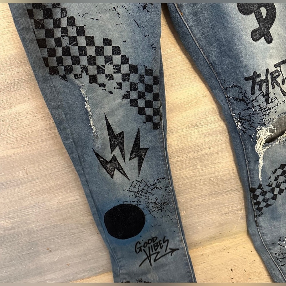 THRT‎ Jeans Graphic Design Ripped Knee Good Condition - Picture 4 of 12
